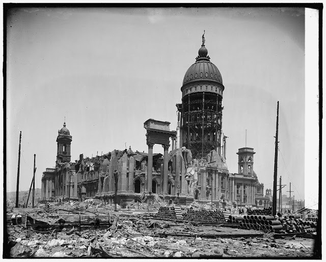 Tòa thị chính bị phá hủy sau một trận động đất ở thành phố San Francisco năm 1906.