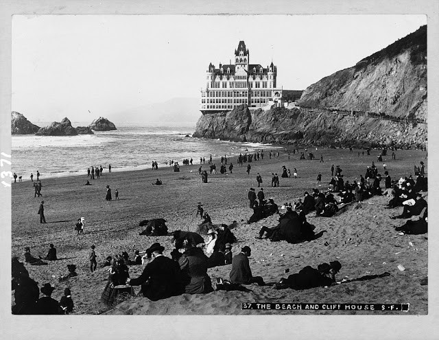 Rất đông người trên bãi biển ở San Francisco, bang California. Ảnh chụp năm 1902.