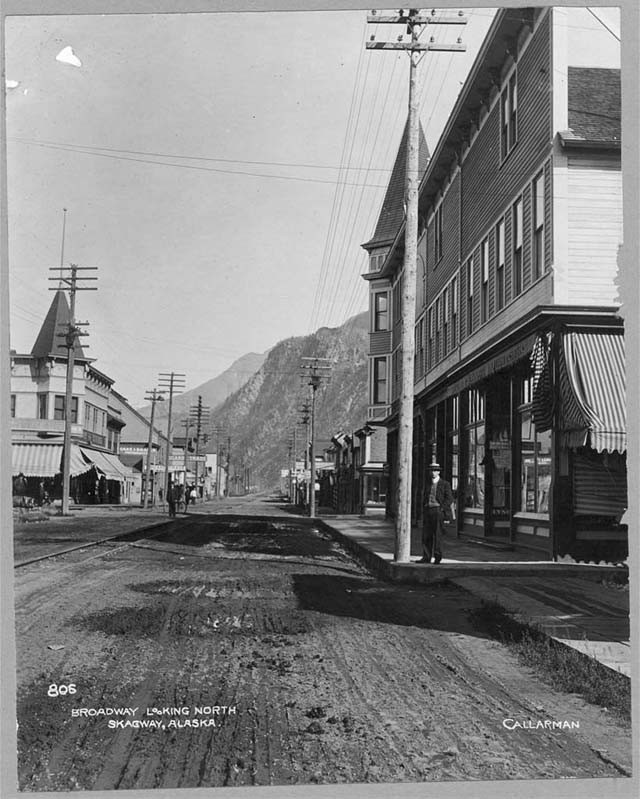 Con đường vắng bóng người qua lại ở Skagway, bang Alaska, Mỹ, năm 1900.