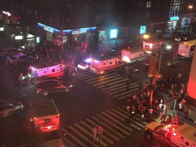 Cảnh sát thành phố New York kêu gọi người dân tránh di chuyển qua khu vực giữa Đường 23 và Đại lộ 7. Ảnh: Twitter.