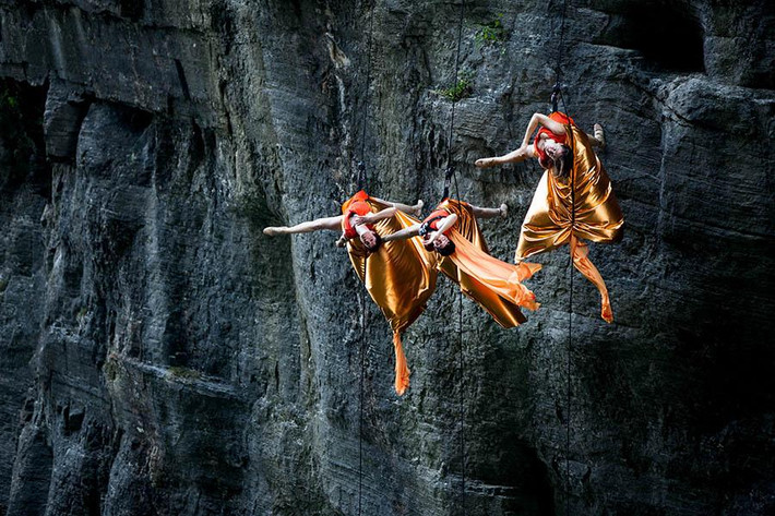 Không chỉ đòi hỏi kỹ năng điêu luyện, sức khỏe tốt, những nghệ sĩ này còn phải rất can đảm mới có thể thực hiện màn biểu diễn độc đáo này.