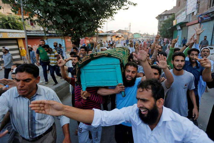 Người dân khiêng quan tài chứa thi thể của Abdul Qayoom tuần hành trên đường phố Kashmir hôm 10/9.