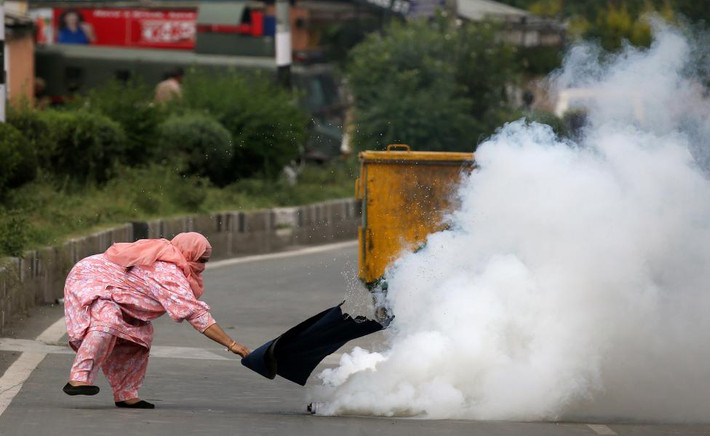 Cảnh sát Ấn Độ đã ném lựu đạn hơi cay vào đám đông biểu tình ở Srinagar hôm 17/8.