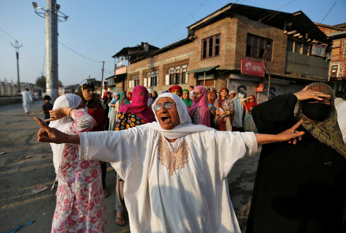 Phản ứng của một người phụ nữ trong lễ tang của Abdul Qayoom ở Srinagar hôm 10/9. Truyền thông địa phương cho hay, Abdul đã bị cảnh sát Ấn Độ đánh đập và tử vong trong bệnh viện vì vết thương quá nặng. Tuy nhiên, phía cảnh sát cho biết nạn nhân tử vong trong một vụ tai nạn giao thông.