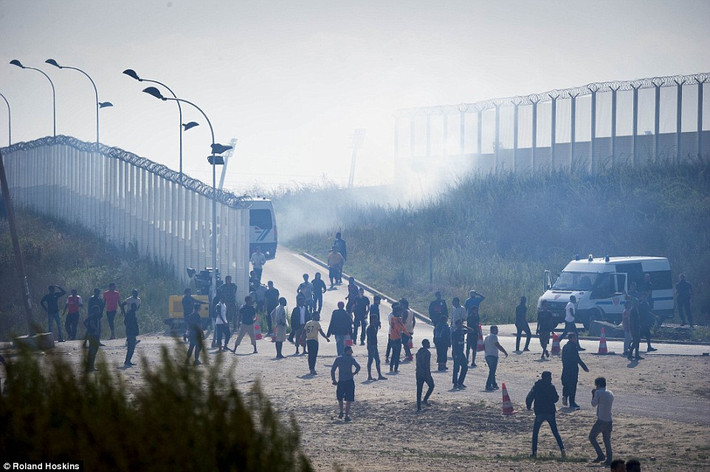 Không gian mờ ảo vì khói hơi cay ở Calais.