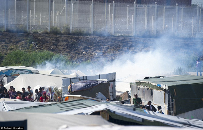 Hơi cay mù mịt tại khu trại tị nạn Jungle ở Calais.