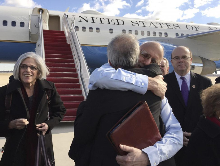 Tháng 12/2014: Cuba thả Alan Gross, người đã bị giam giữ ở Cuba trong 5 năm. Được biết, ông Alan là một cựu nhà thầu người Mỹ.