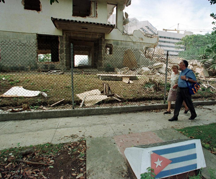 Tháng 4-10/1980: Cuba cho phép 125 nghìn người sang Mỹ từ cảng Mariel. Ảnh: Một cặp vợ chồng đi qua khu vực từng là Đại sứ quán Peru ở thủ đô La Habana.