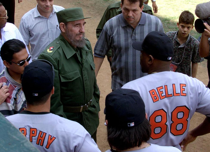 Hồi tháng 3/1999: Chính quyền Tổng thống Mỹ Bill Clinton chấp thuận cho phép đội bóng chày Baltimore Orioles thi đấu với đội bóng chày quốc gia Cuba. Đây là lần đầu tiên một đội bóng chày của Major League Baseball (Mỹ) chơi tại Cuba kể từ năm 1959. Ảnh: Lãnh tụ Fidel Castro trò chuyện với cầu thủ Orioles Albert Belle trước trận đấu ở Cuba.