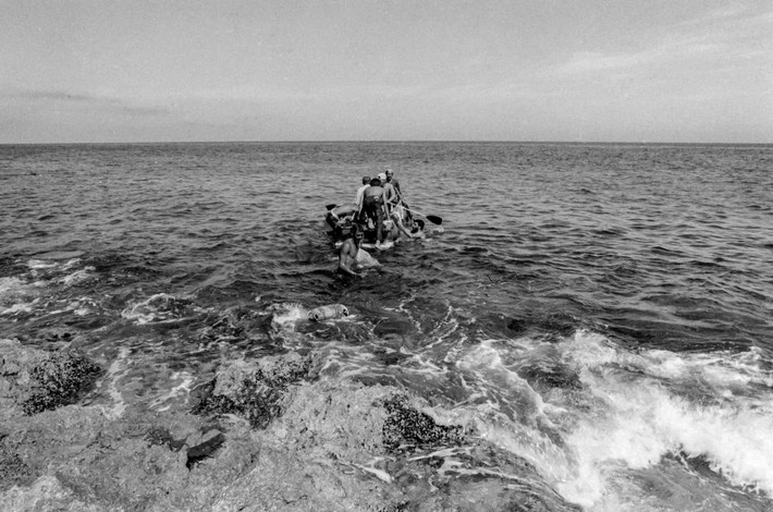 Tháng 8-9/1994: Hơn 35 nghìn người rời Cuba tới Mỹ trên những con thuyền lênh đênh giữa biển.