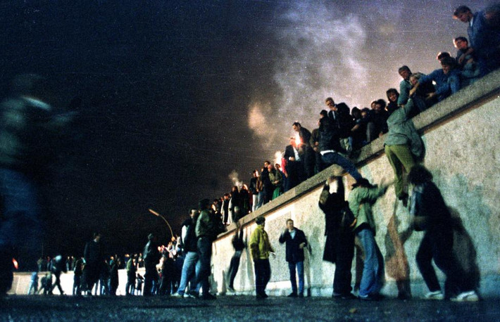 Hồi tháng 12/1991: Liên bang Xô Viết sụp đổ gây ra một cuộc khủng hoảng kinh tế. Cuba cũng bị khốn đốn bởi sự kiện này.