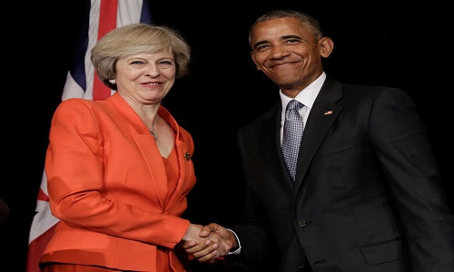 Bà May cười tươi bắt tay Tổng thống Mỹ Barack Obama. Ảnh: AP.