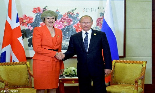 Bà May cũng đã có cuộc hội đàm với Tổng thống Nga Vladimir Putin ở Hàng Châu. Phát biểu khi bắt đầu cuộc hội đàm với ông Putin bên lề hội nghị G20, nữ Thủ tướng Anh bày tỏ hy vọng đối thoại cởi mở với Nga, bất chấp hai bên vẫn còn nhiều bất đồng sâu sắc. Ảnh: Reuters.