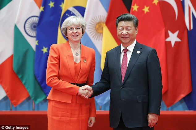 Thủ tướng Anh Theresa May bắt tay Chủ tịch Trung Quốc Tập Cận Bình tại hội nghị G20. Ảnh: Getty.