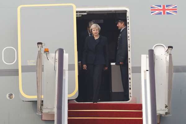 Các nhà lãnh đạo thế giới, trong đó có Thủ tướng Anh Theresa May, đang nhóm họp tại Hội nghị thượng đỉnh Nhóm các nền kinh tế phát triển và mới nổi (G20) ở Trung Quốc. Ảnh: Bà Theresa May bước xuống sân bay quốc tế Tiêu Sơn Hàng Châu ở thành phố Hàng Châu, tỉnh Chiết Giang, để chuẩn bị tham dự hội nghị. Ảnh: Getty.