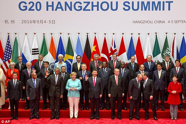 Thủ tướng Anh Theresa May chụp ảnh cùng các nhà lãnh đạo thế giới tại hội nghị G20. Trước khi lên đường sang Trung Quốc dự hội nghị G20, Thủ tướng Anh cho biết bà sẽ thảo luận với các nhà lãnh đạo các nước về cách thức phát triển tự do thương mại trên khắp thế giới và Anh muốn nắm giữ những cơ hội đó. Ảnh: AP.