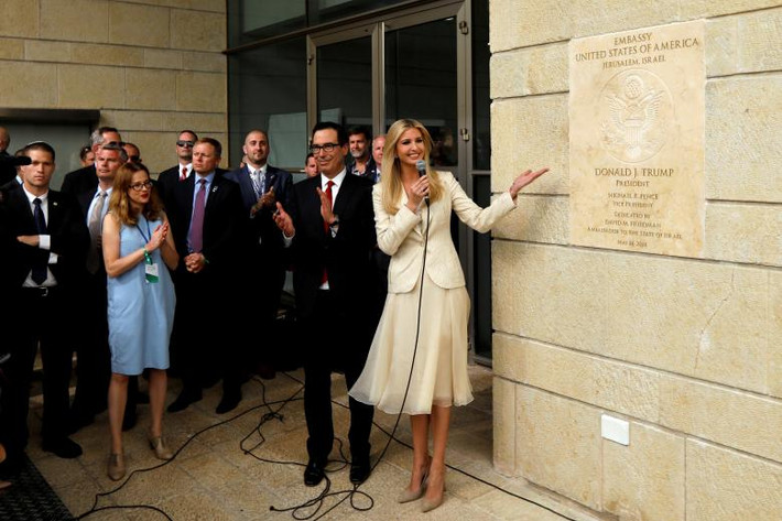 Lễ khai trương Đại sứ quán Mỹ tại Jerusalem đã diễn ra vào ngày 14/5 với sự tham dự của vợ chồng cô Ivanka - con gái Tổng thống Mỹ Donald Trump, Bộ trưởng Tài chính Mỹ Steven Mnuchin, Thứ trưởng Ngoại giao Mỹ John J.Sullivan cùng nhiều quan chức cấp cao khác của Israel và Mỹ.
