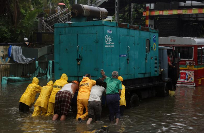 Theo Al Jazeera, những cơn mưa lớn liên tục trút xuống những ngày qua đã gây ra cảnh tượng ngập lụt nghiêm trọng ở Ấn Độ. Tình hình mưa lũ ở Ấn Độ được dự báo còn diễn biến phức tạp trong những ngày tới. (Nguồn ảnh: Reuters)