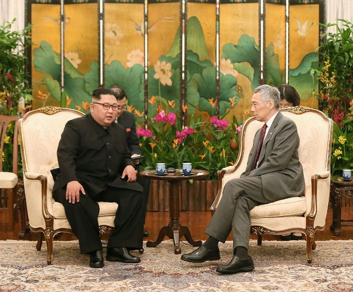 "Cả thế giới đang dõi theo thượng đỉnh lịch sử giữa Triều Tiên và Mỹ. Nhờ có những nỗ lực và sự chân thành của các vị, chúng ta đã hoàn thành xong việc chuẩn bị cho cuộc gặp lịch sử. Tôi muốn cám ơn ngài vì điều đó", lãnh đạo Kim Jong-un nói với Thủ tướng Singapore Lý Hiển Long. Ảnh: ST.