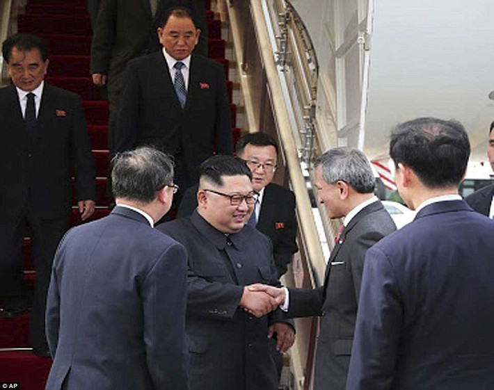 Đón nhà lãnh đạo Triều Tiên Kim Jong-un ngay tại sân bay Changi là Bộ trưởng Ngoại giao Singapore Vivian Balakrishnan. Ảnh: AP.