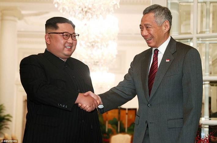 Theo Straits Times, nhà lãnh đạo Triều Tiên Kim Jong-un (trái) đã có cuộc gặp với Thủ tướng Singapore Lý Hiển Long vào lúc 18h30 ngày 10/6 (giờ địa phương) tại Dinh Tổng thống Singapore Istana. Ảnh: Reuters.