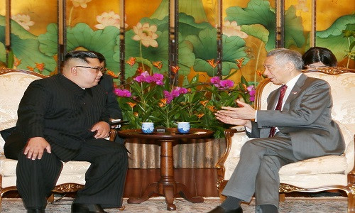 Nhà lãnh đạo Triều Tiên Kim Jong-un trao đổi với Thủ tướng Singapore Lý Hiển Long tại Dinh Tổng thống Istana. Ảnh: ST.
