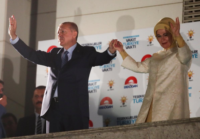 Tổng thống Thổ Nhĩ Kỳ Erdogan và phu nhân, bà Emine Erdogan, vẫy chào người ủng hộ tại trụ sở AKP ở thủ đô Ankara ngày 25/6.