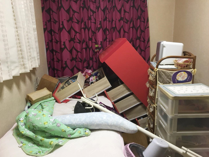 Đồ đạc bị xáo trộn trong một căn phòng ở Takatsuki sáng 18/6 sau khi khu vực này bị ảnh hưởng bởi động đất. Ảnh: JP.