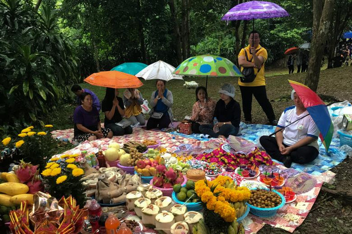Thân nhân của các thành viên trong đội bóng mất tích cầu nguyện bên ngoài hang động Tham Luang.