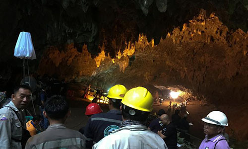 Lực lượng cứu hộ tập trung trong hang động.