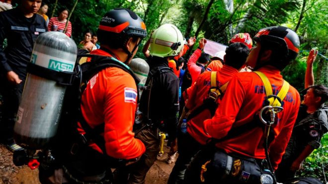 Lực lượng cứu hộ cũng huấn luyện cho các thành viên trong đội sử dụng thiết bị lặn trong trường hợp họ phải vượt qua những khu vực hang động đã bị ngập hoàn toàn. Ảnh: BBC.