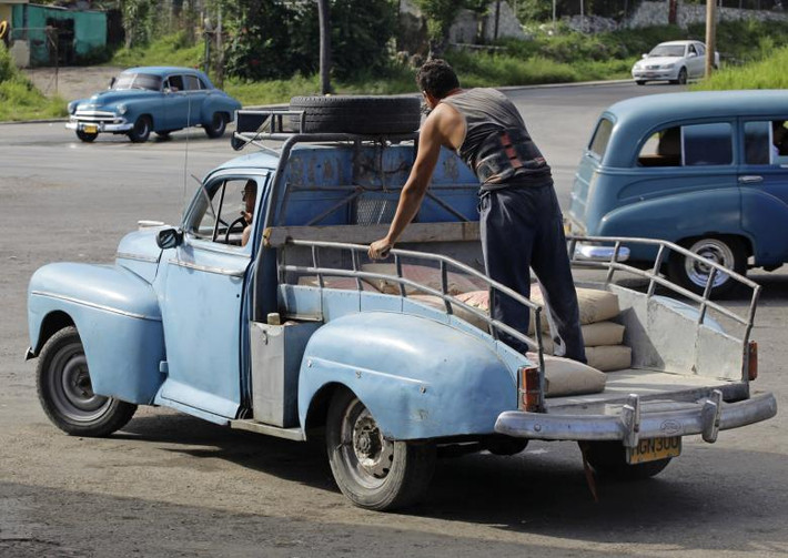 Chiếc 1948 Ford DeLuxe chở xi măng ở thủ đô đất nước Cuba hồi tháng 7/2012. Mời độc giả xem thêm video: Cuộc đua "marathon của hy vọng" ở Cuba hồi năm 2014 (Nguồn: VTC14)