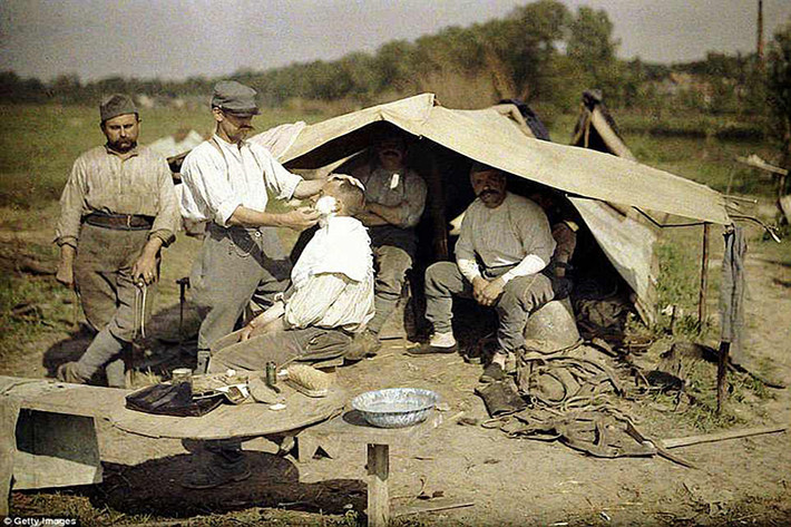 Lính Pháp cạo râu tại lán trại quân đội của nước này ở Soissons năm 1917.