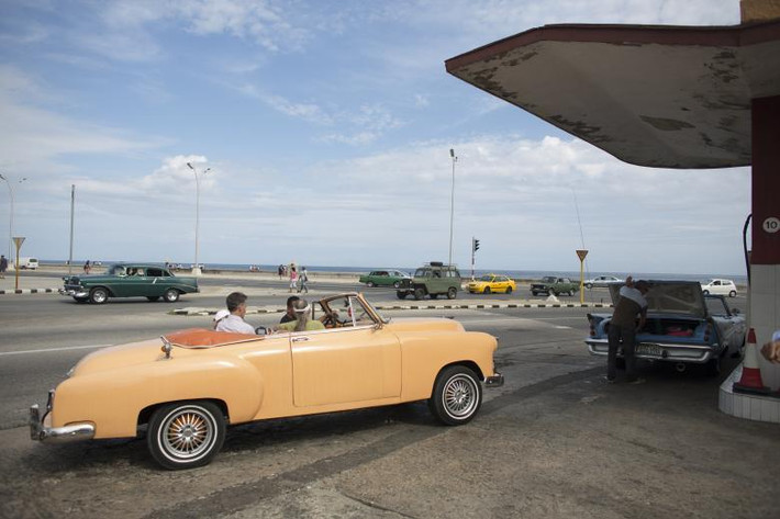 Xe hơi chở du khách chờ đổ xăng tại cây xăng dọc đại lộ El Malecon ở thủ đô La Habana hồi tháng 1/2015.