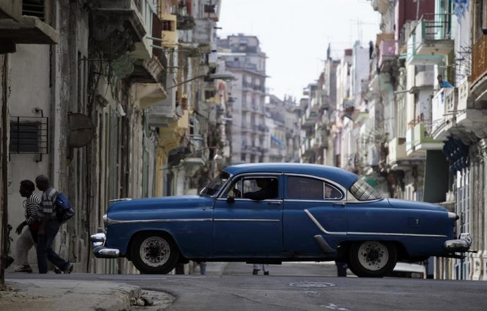 Một chiếc Chevrolet Styleline 1952 đi qua khu dân cư ở thủ đô La Habana hồi tháng 2/2010.