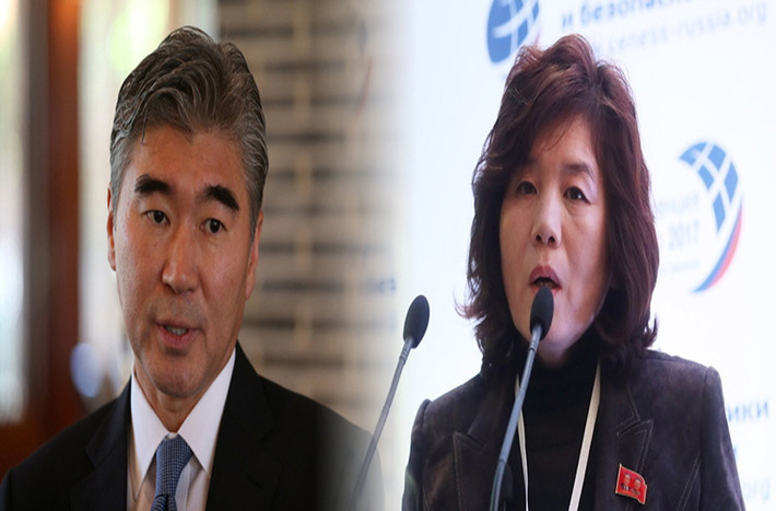 Cuối tháng 5/2018, Đại sứ Sung Kim đã bước qua đường phân định ranh giới giữa Hàn Quốc và Triều Tiên để gặp Thứ trưởng Ngoại giao Triều Tiên Choe Son Hui (phải). Ảnh: Hani.co.