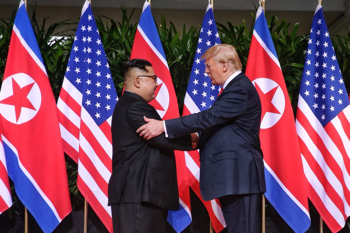 “Tôi rất vui khi gặp ngài (Tổng thống Trump) tại Singapore. Chúng ta đã vượt qua được những trở ngại để tới được cuộc gặp thượng đỉnh này”, nhà lãnh đạo Triều Tiên Kim Jong-un nói khi gặp ông Trump. Ảnh: Reuters.