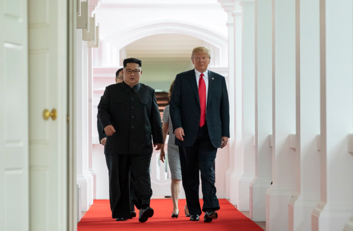 Tổng thống Trump và lãnh đạo Kim Jong-un cùng nhau bước vào phòng hội đàm. Ảnh: Twitter.