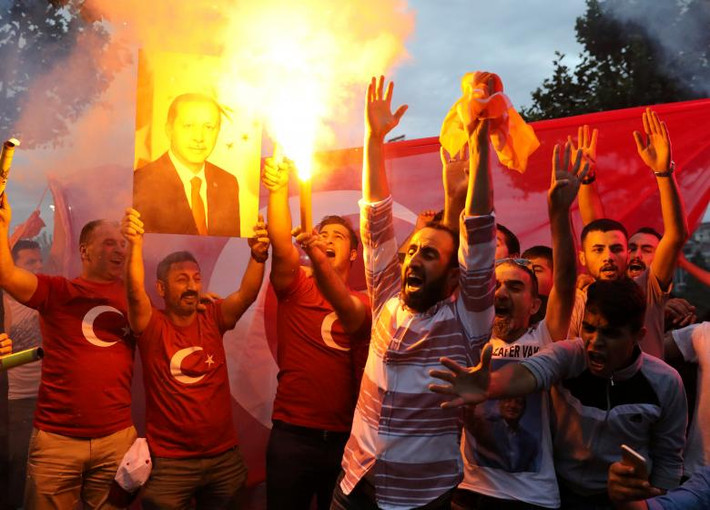 Theo Tổng thống Erdogan, liên minh do Đảng Công lý và Phát triển (AKP) của ông đứng đầu đã giành đa số trong Quốc hội nước này. Ảnh: Những người ủng hộ Tổng thống Erdogan ăn mừng trước trụ sở Đảng cầm quyền AK ở thành phố Istanbul hôm 24/6.