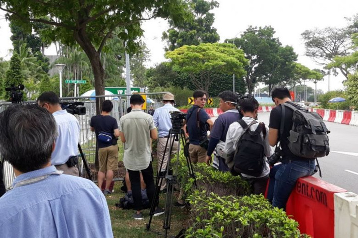 Trước đó, đông đảo phóng viên tập trung bên ngoài khu VIP của sân bay Changi chờ sự xuất hiện của nhà lãnh đạo Kim Jong-un. Ảnh: ST.