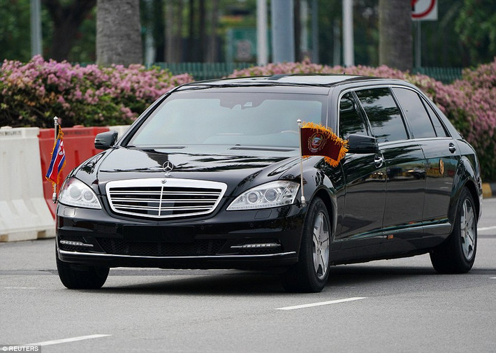 Chiếc xe được cho là chở ông Kim Jong-un di chuyển trên đường phố Singapore ngày 10/6. Ảnh: Reuters.
