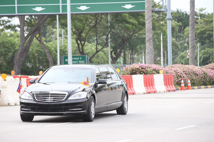 Đoàn xe chở ông Kim Jong-un rời khỏi sân bay Changi. Ảnh: ST.