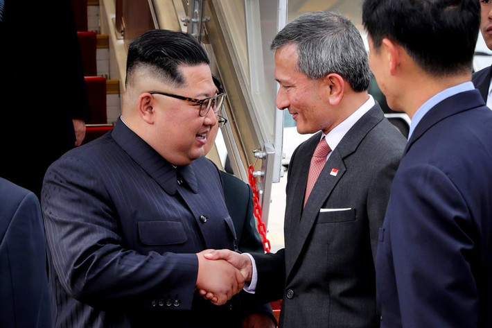 Đón nhà lãnh đạo Triều Tiên Kim Jong-un ngay tại sân bay Changi là Bộ trưởng Ngoại giao Singapore Vivian Balakrishnan. Ảnh: Twitter.