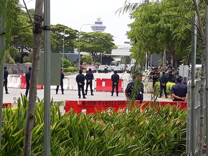 Con đường bên ngoài khu VIP của sân bay Changi đã được cảnh sát phong tỏa sau khi ông Kim Jong-un tới. Ảnh: ST.