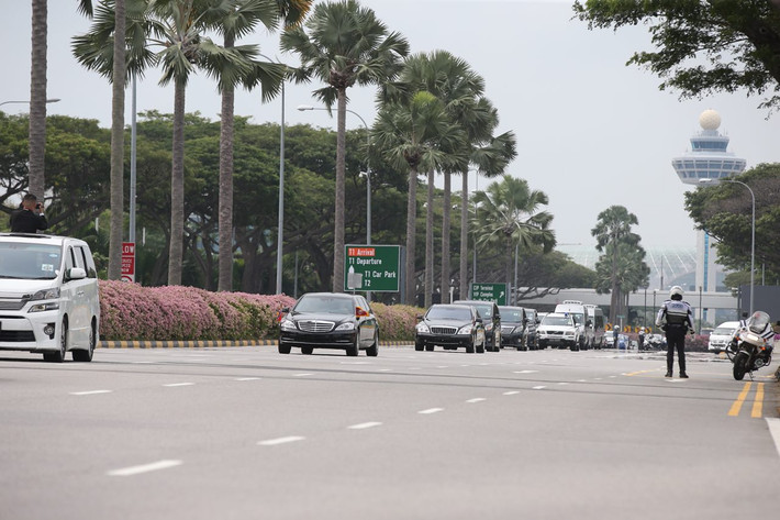 Được biết, sau khi ông Kim tới sân bay Changi, một đoàn xe được cảnh sát địa phương hộ tống đã rời khỏi khu VIP của sân bay này. Đoàn xe được cho là di chuyển về khách sạn St Regis, nơi lưu trú của ông Kim Jong-un trong thời gian dự Hội nghị thượng đỉnh Mỹ-Triều. Ảnh: ST.