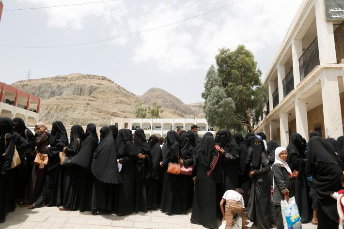 Những người phụ nữ Yemen xếp hàng dài đăng ký chỗ ở tại trại tị nạn ở Sanaa.