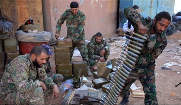 Trước đó, theo hãng Fars (Iran), Quân đội Syria đã triển khai thêm hàng trăm binh sĩ và trang thiết bị quân sự hạng nặng tới đồi Ashhib và Tây Salman ở Đông Bắc Sweida nhằm chuẩn bị cho chiến dịch “xóa sổ” IS ở vùng Badiya al-Sham. Ảnh: FNA.
