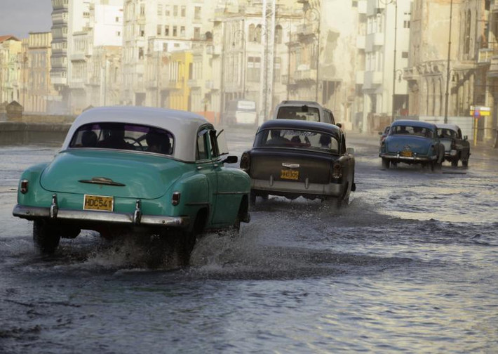 Những chiếc xe hơi đi qua con đường ngập ở La Habana tháng 11/2010.