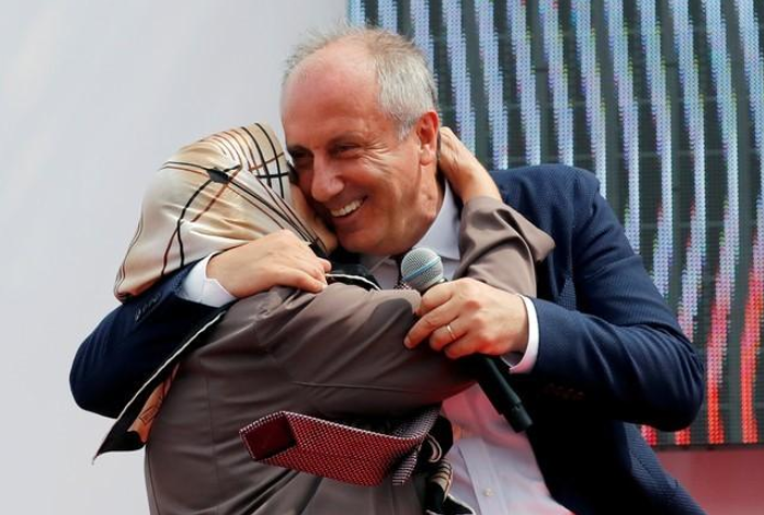 Muharrem Ince, ứng viên Tổng thống Thổ Nhĩ kỳ đến từ đảng đối lập chính Nhân dân Cộng hòa (CHP), ôm chầm lấy mẹ của ông.