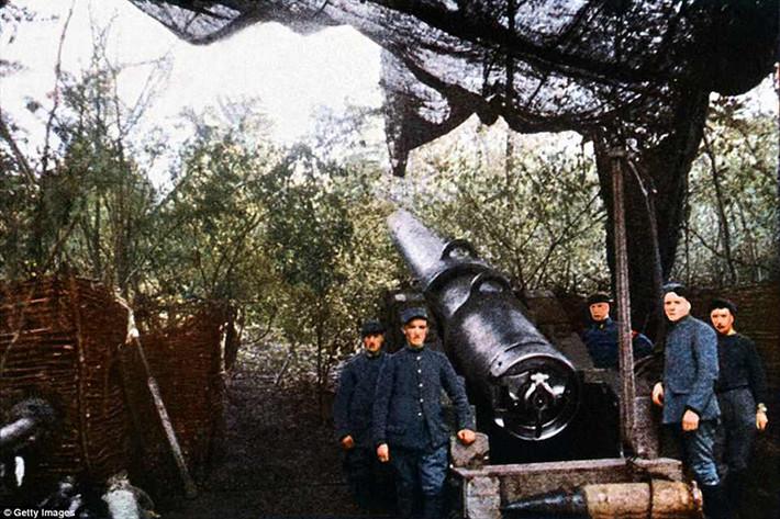 Một đơn vị pháo binh hạng nặng Pháp chiến đấu tại mặt trận Verdun trong năm 1916. Theo ước tính có hàng triệu viên đạn pháo được cả hai phe sử dụng trên chiến trường này.